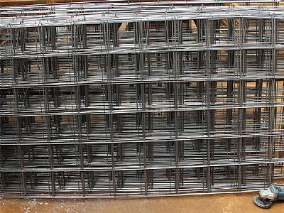 鋼絲網片是用鋼絲焊接成網狀材料的總稱